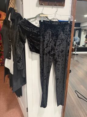 YITTY Black Crushed Velvet High-Waist Leggings and Top Crop Size Medium